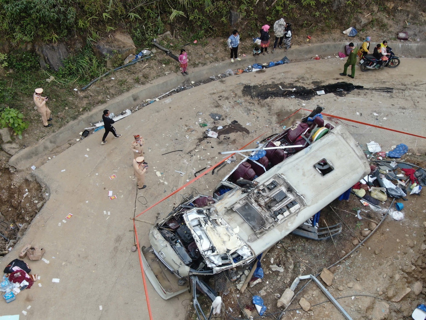 Thong tin ve doan thien nguyen gap nan lat xe o Lao Cai hinh anh