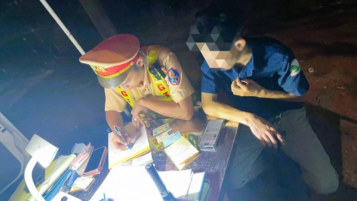 Hai xe cuu thuong khong cho benh nhan van bat den uu tien hinh anh