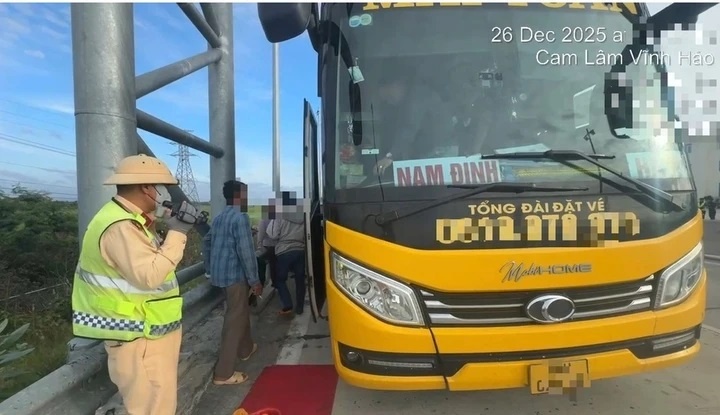 Xe khach 34 cho cho 47 nguoi bi phat gan 100 trieu dong hinh anh