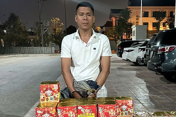 Khoi to tai xe Toyota Camry cho hon 130 kg phao no dem ban hinh anh