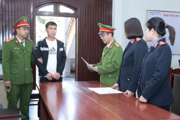 Khoi to doi tuong san xuat hang nghin can nuoc giat gia hinh anh