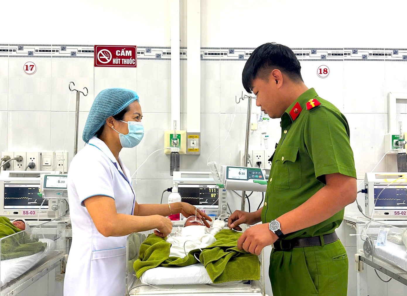 Be gai bi vui trong cat o Gia Lai da co nguoi nhan nuoi hinh anh