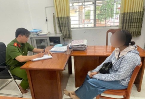 Nguoi phu nu bia chuyen mat trom nhieu tien va vang hinh anh