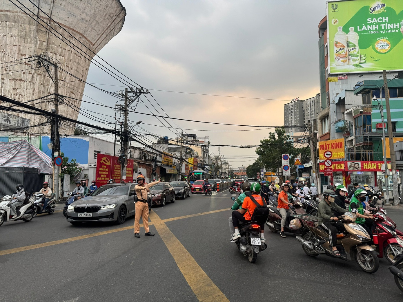 Cam xe nhieu duong o TP.HCM de ban phao hoa Tet Duong lich 2026 hinh anh