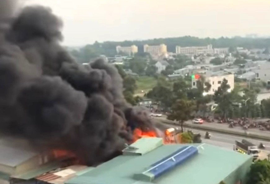 Chay lon nha xuong tren duong huyet mach o TP.HCM hinh anh