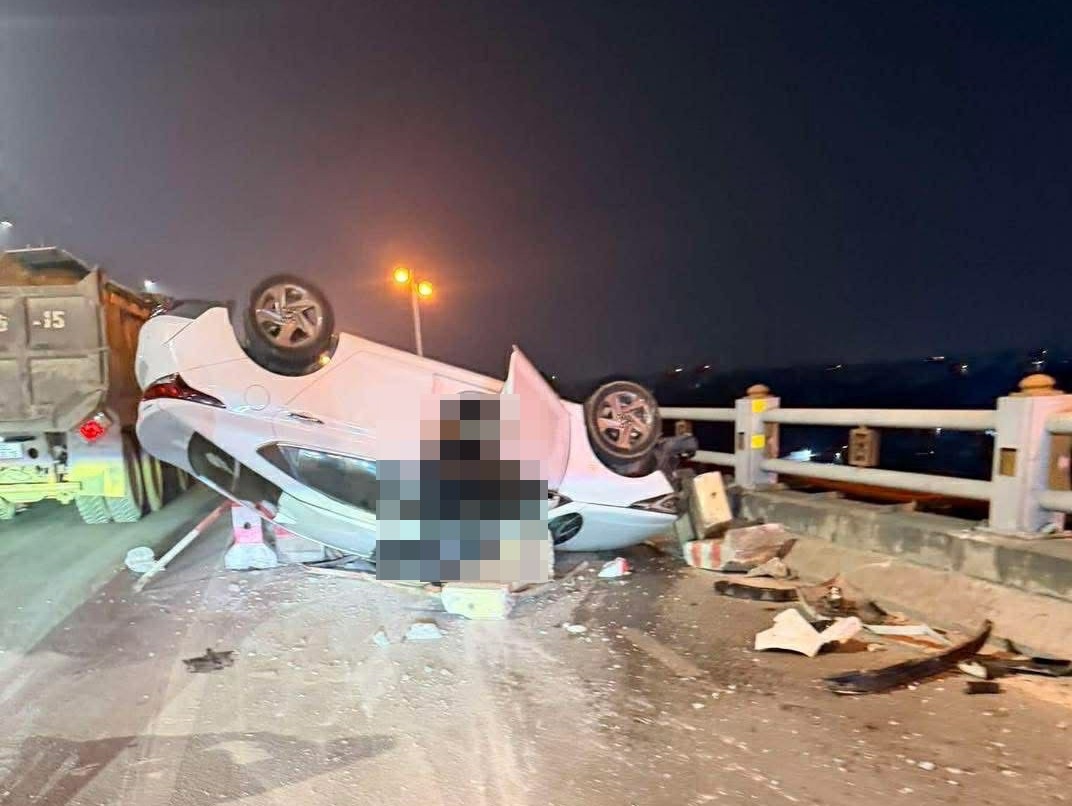 Oto tu dam vao dai phan cach tren cau Thanh Tri hinh anh