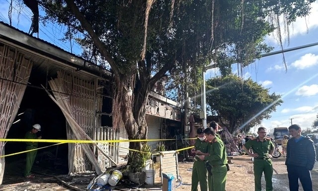 Vu chay khien 4 nguoi tu vong: Chau be duy nhat song sot chuyen vien hinh anh