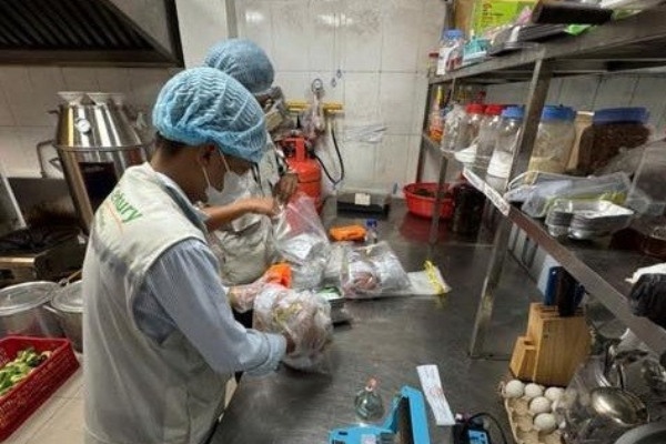 Phat hien hon 30 tan thuc pham, noi tang khong ro nguon goc o TP.HCM hinh anh