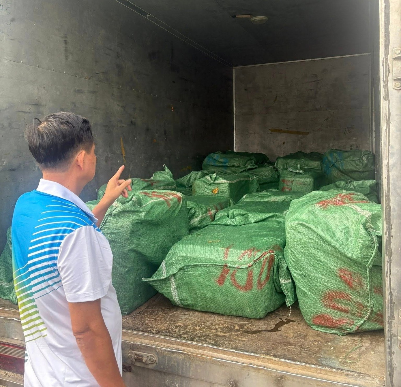 Phat hien,  hon 30 tan,  thuc pham,  noi tang anh 2