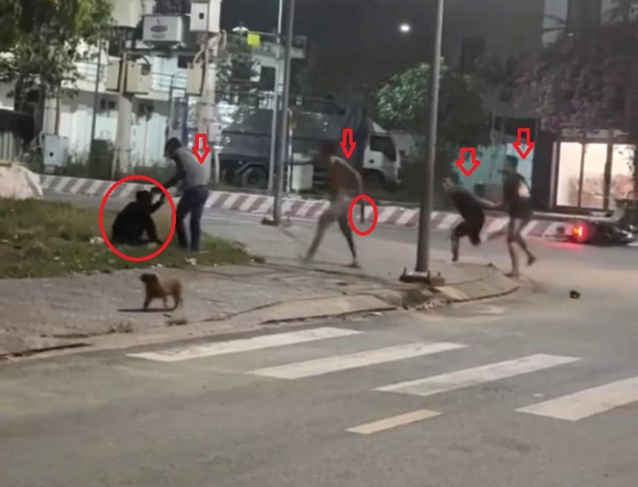 Nguoi dan ong bi nhom cam hung khi danh, doa giet hinh anh