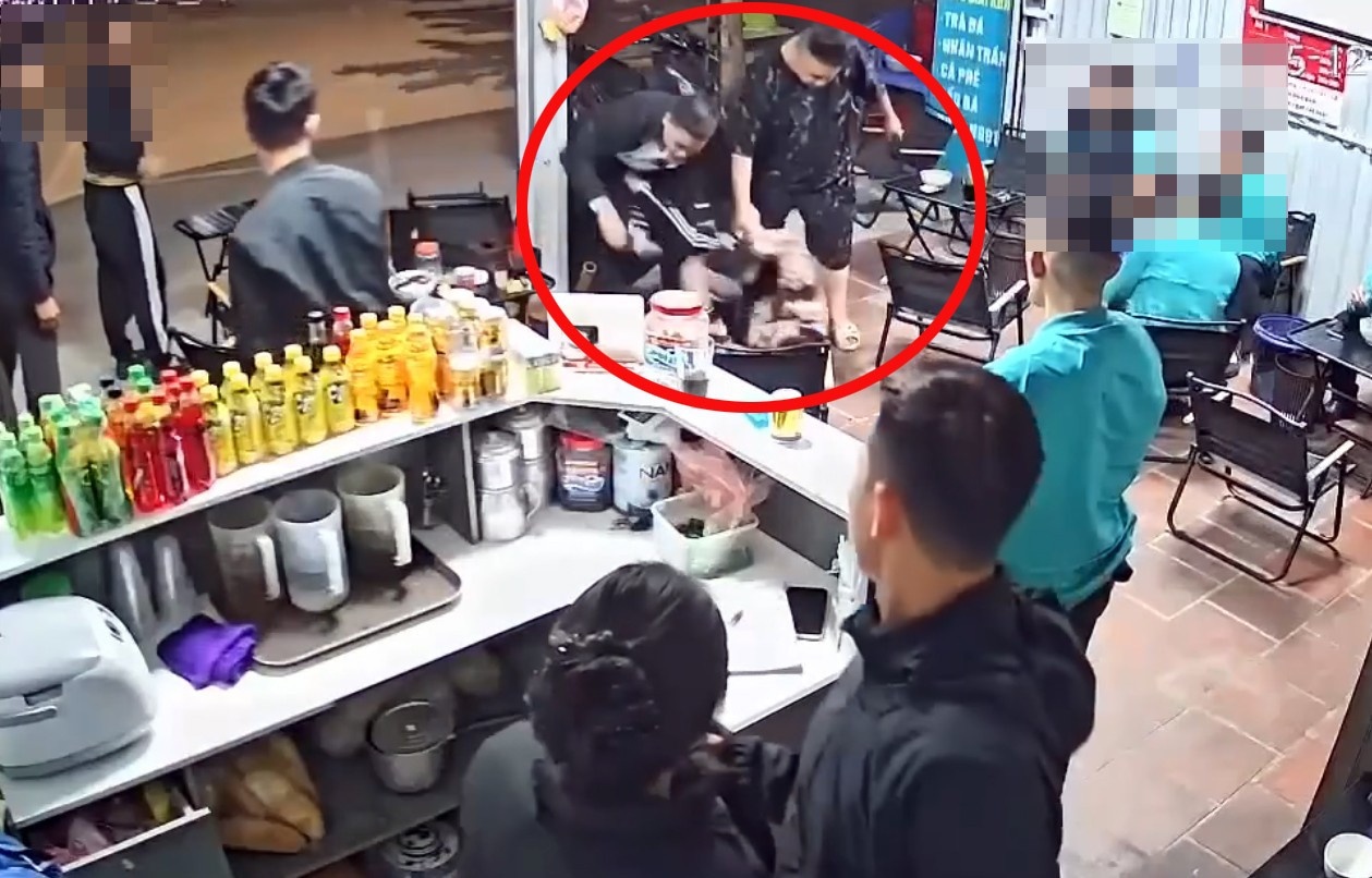 Mot thanh nien,  Nhom nguoi,  Dung dao tan cong anh 2