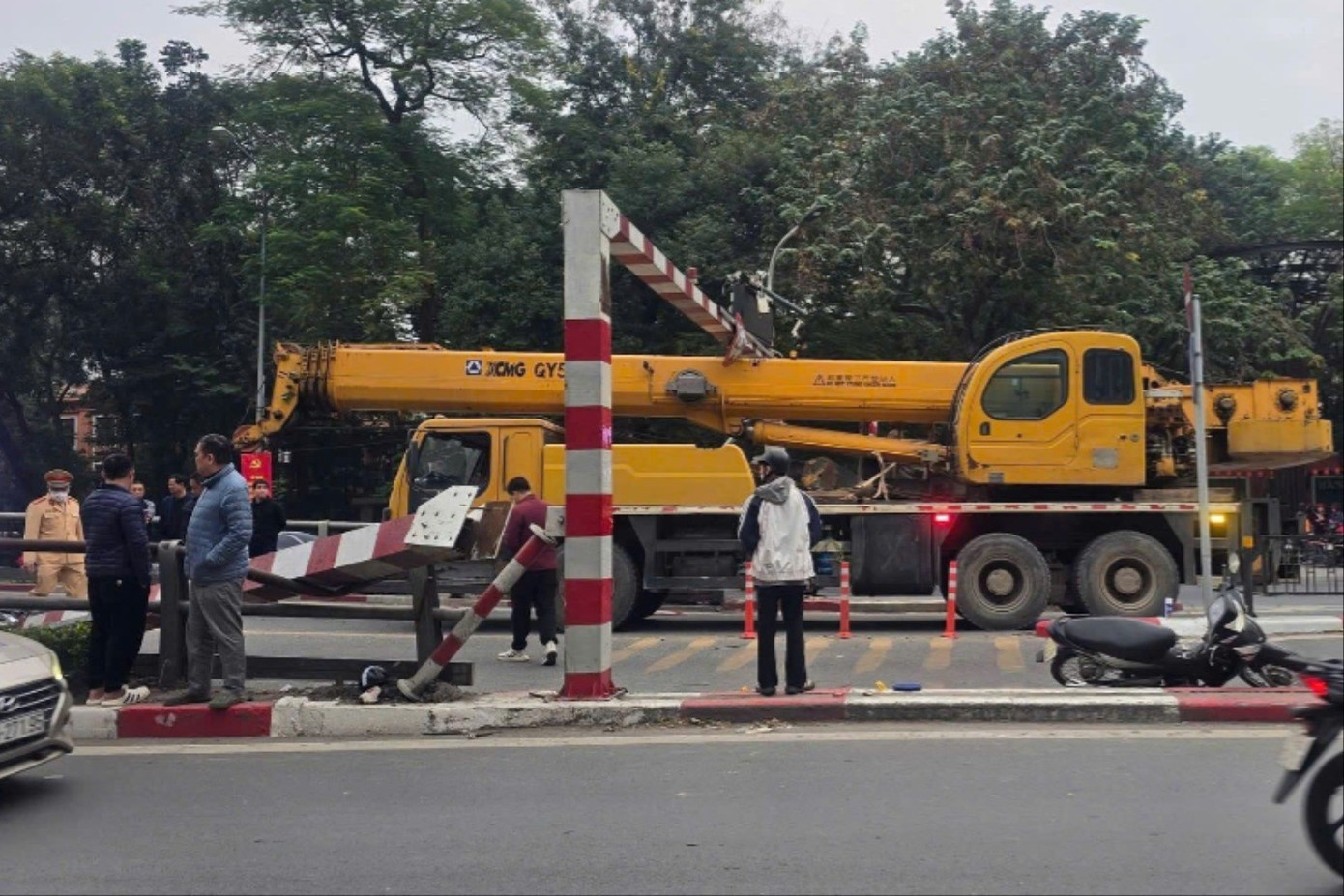 Xe cau huc thanh gioi han chieu cao cau vuot, khung sat roi vao xe may hinh anh