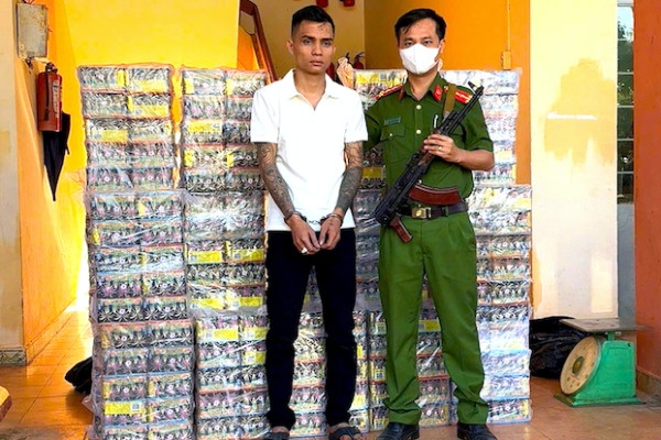 Van chuyen hon 300 kg phao tu bien gioi ve ban kiem loi hinh anh