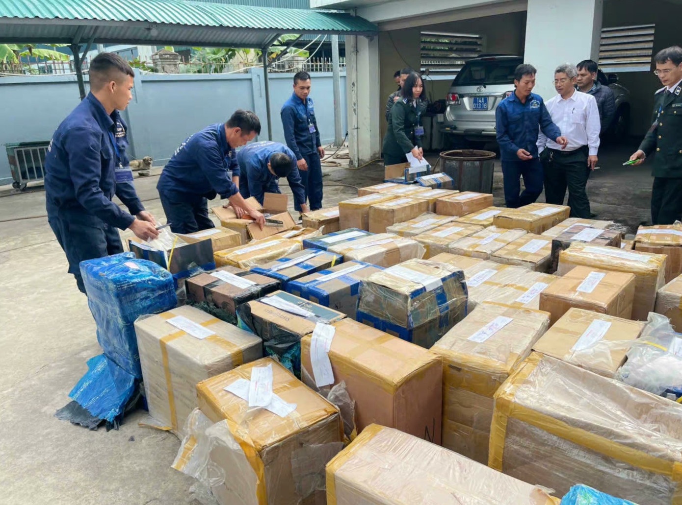 Tieu huy gan 30.000 bao thuoc la nhap lau hinh anh