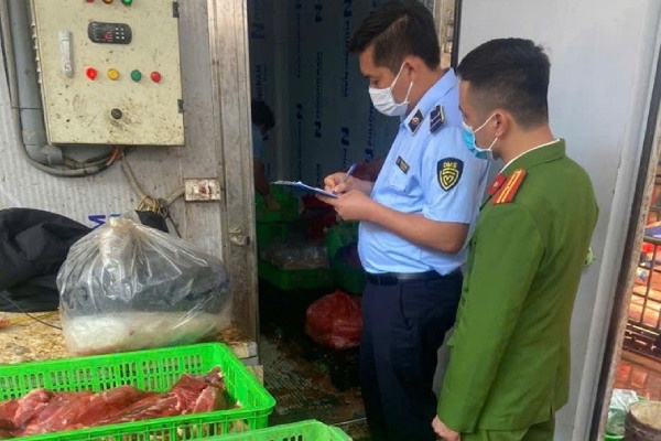 Phat hien 2 co so giet mo lon co dau hieu vi pham ve an toan thuc pham hinh anh