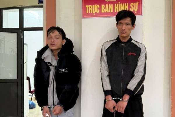 Nam thanh nien cuop giat chiec iPhone roi dua anh ho mang di ban hinh anh