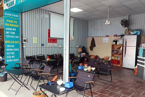 Mot thanh nien bi nhom nguoi dung dao tan cong tai ben xe Giap Bat hinh anh