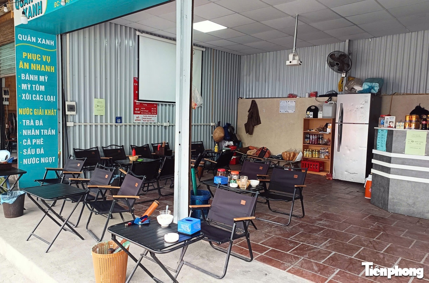 Mot thanh nien,  Nhom nguoi,  Dung dao tan cong anh 1