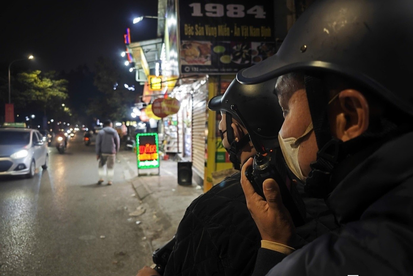 Canh sat hoa trang ghi hinh dan nhau sau khi roi nha hang hinh anh