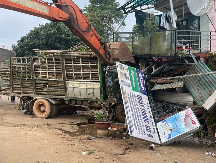 Nguyen nhan xe tai tong lien hoan khien 5 nguoi thuong vong hinh anh