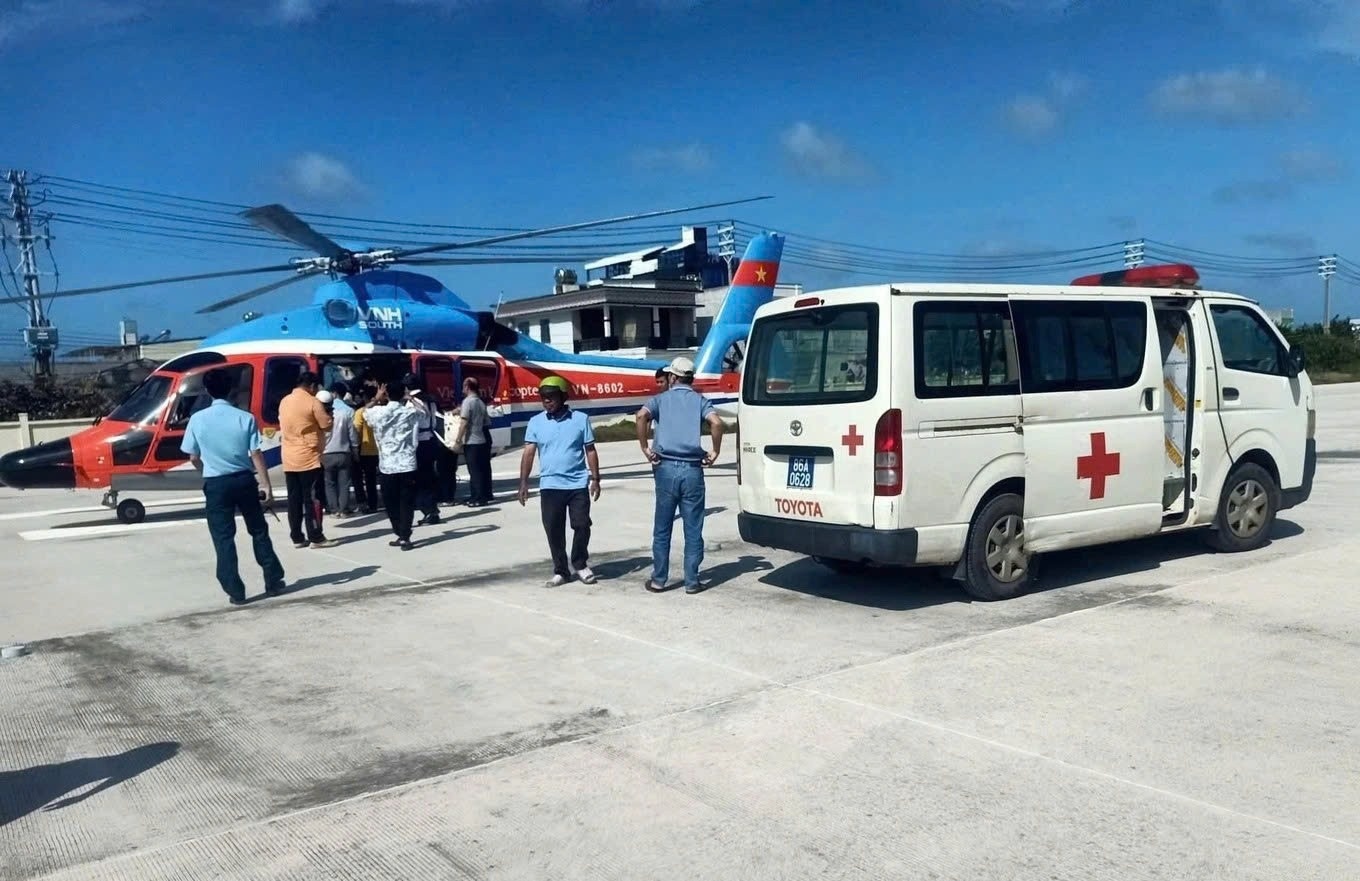 Gia dinh thue truc thang dua thay giao bi dot quy o Phu Quy di cap cuu hinh anh