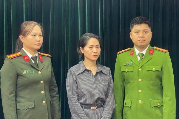 Bat giam doc cong ty to chuc chuong trinh 'Ve day bon canh chim troi' hinh anh