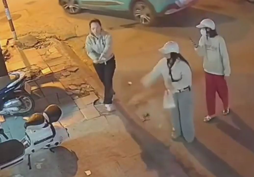 Nhom phu nu rac muoi tra thu tiem anh hinh anh