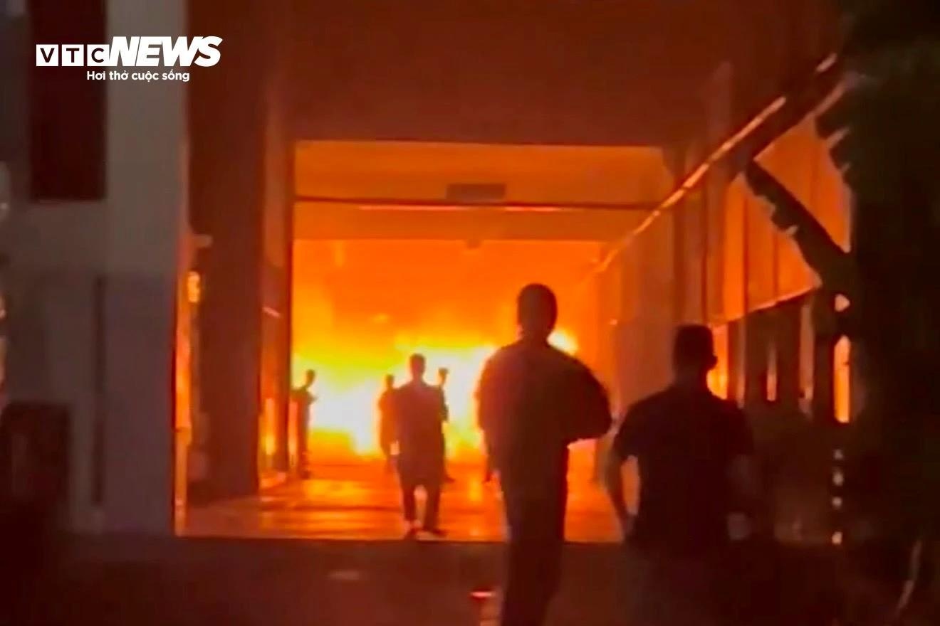 Chay showroom oto anh 1