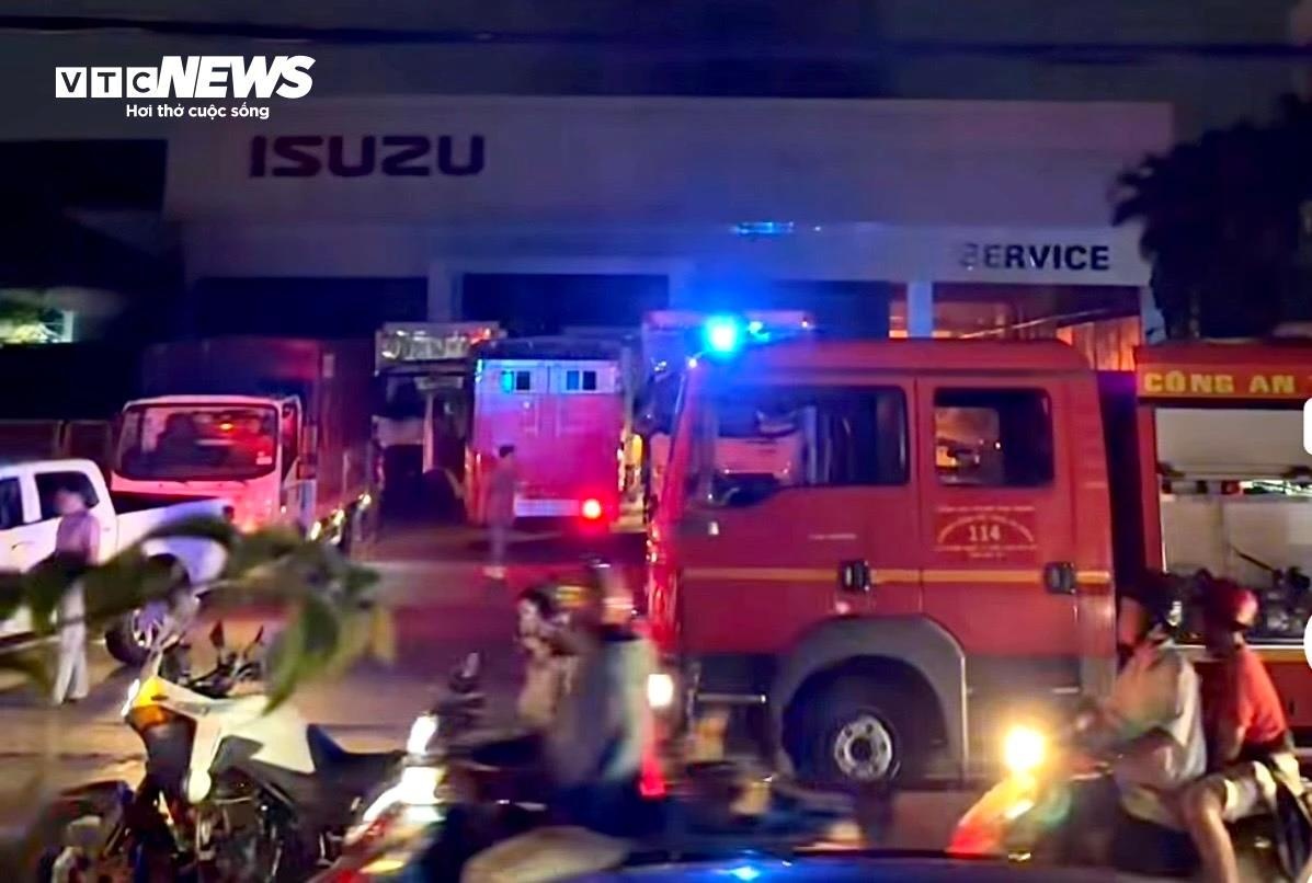 Chay showroom oto anh 2