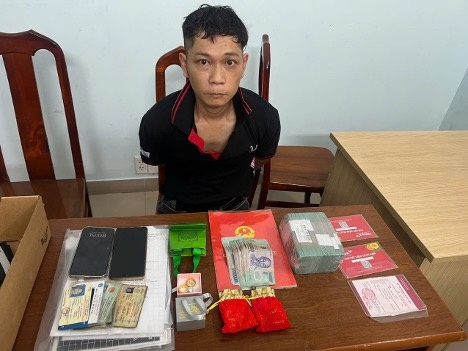 Trom 1 ty dong,  mua qua,  tang ban gai anh 1