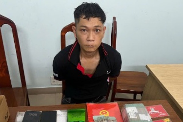 Trom 1 ty dong roi lay 500 trieu mua qua tang ban gai hinh anh