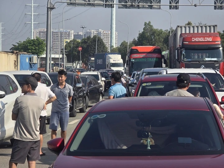 Un u cua ngo phia Dong TP.HCM ngay dau nam hinh anh