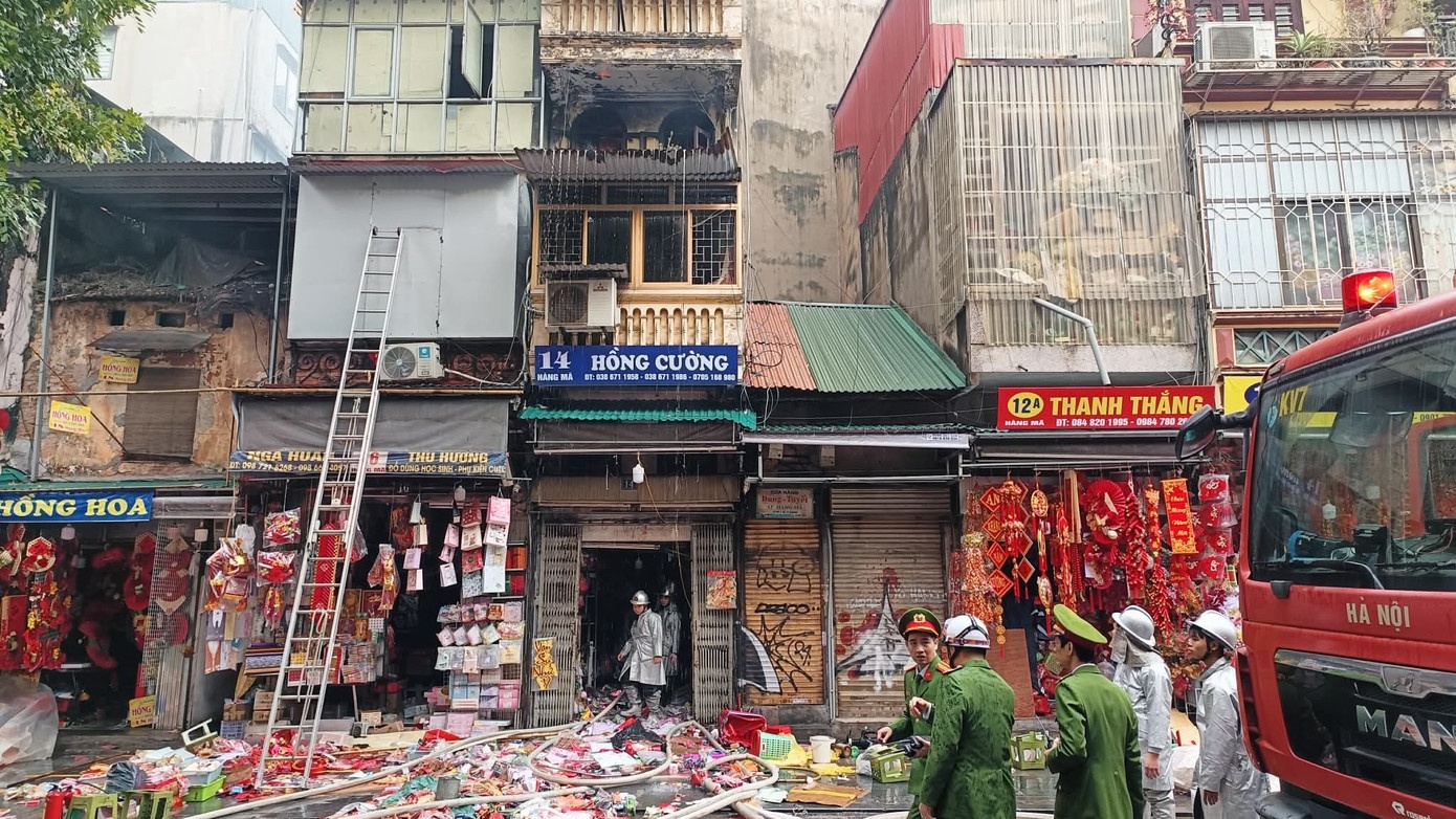 Chay nha 5 tang giua pho co Hang Ma hinh anh