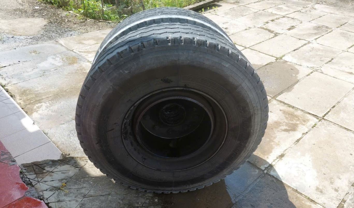 Banh xe container vang trung nguoi phu nu o Vinh Long hinh anh