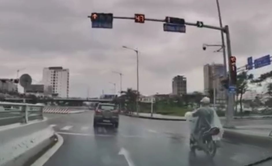 Nguoi dan phan anh oto vuot den do cho Cong an TP Da Nang hinh anh