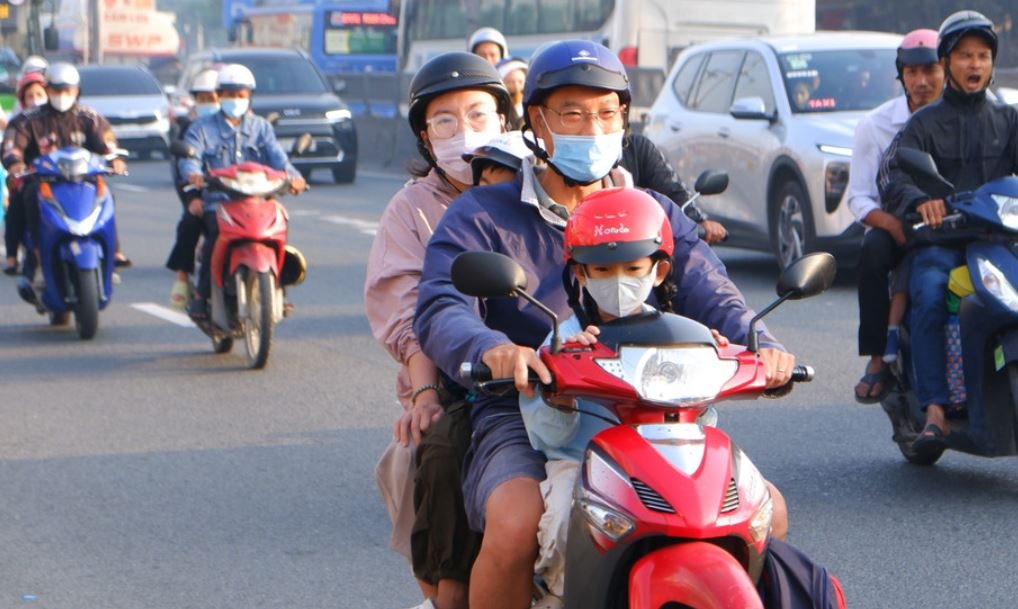 Nguoi dan linh kinh do dac roi TP.HCM ngay dau nam moi hinh anh