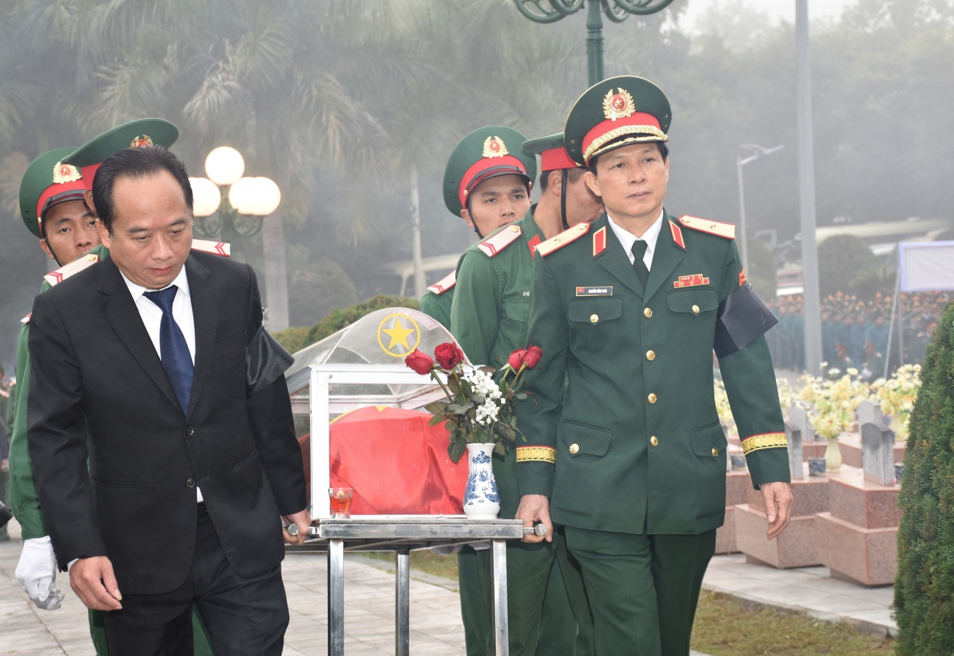 Dua 10 hai cot liet si quan tinh nguyen Viet Nam ve tu Bac Lao hinh anh