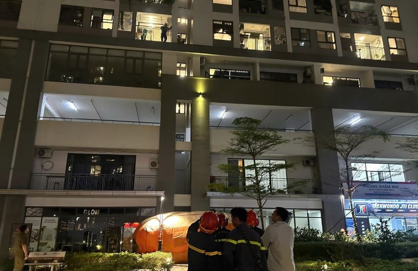 Cuu nguoi dan ong muon nhay lau chung cu o TP.HCM hinh anh