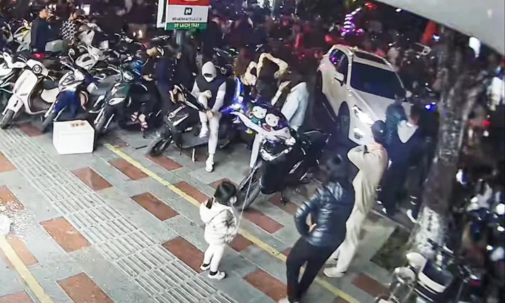 Xe lui giua bien nguoi xem phao hoa, tai xe mat kiem soat gay nao loan hinh anh