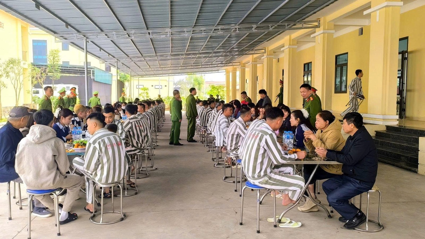 Cuoc gap chan chua yeu thuong cua pham nhan va nguoi nha hinh anh