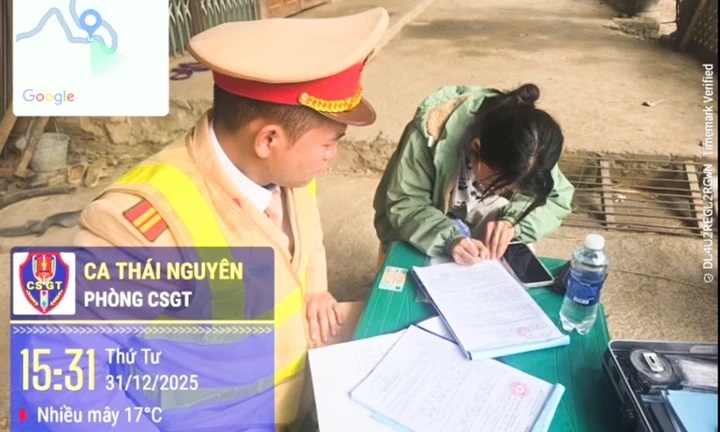 Nu TikToker lai xe tai co tieng bi CSGT xu phat hinh anh