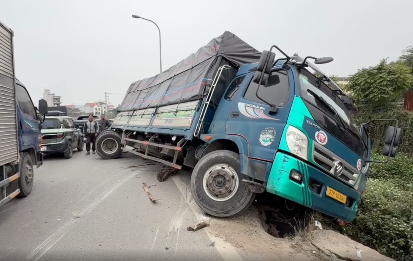 4 oto va cham lien hoan o Ha Noi hinh anh