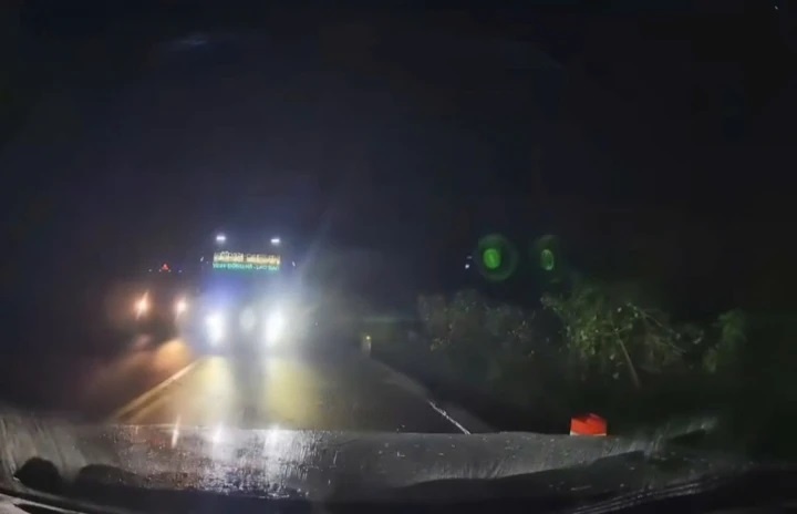 Xe khach vuot au anh 1