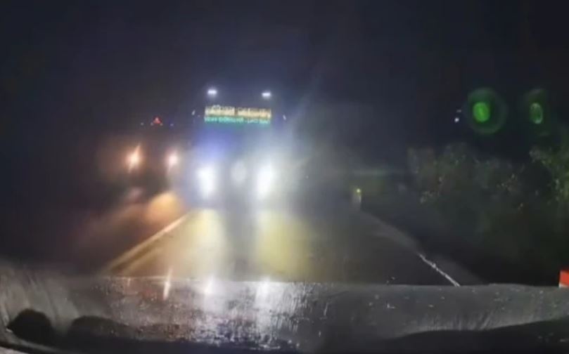 Xe khach coi thuong bien cam, lieu linh vuot au tren quoc lo hinh anh