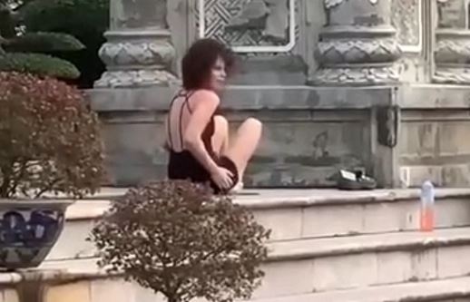 Co gai mac ho hang tap yoga phan cam o chua Linh Ung hinh anh