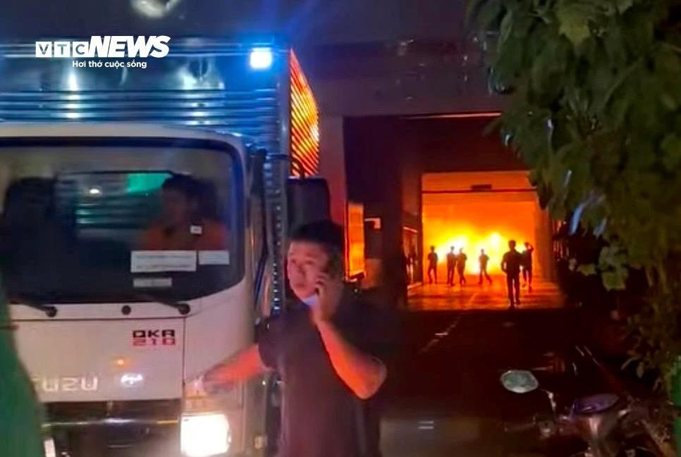 Chay showroom oto anh 4