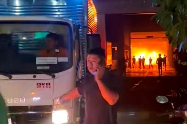 Chay showroom oto o TP.HCM, nhieu tai san bi thieu rui hinh anh