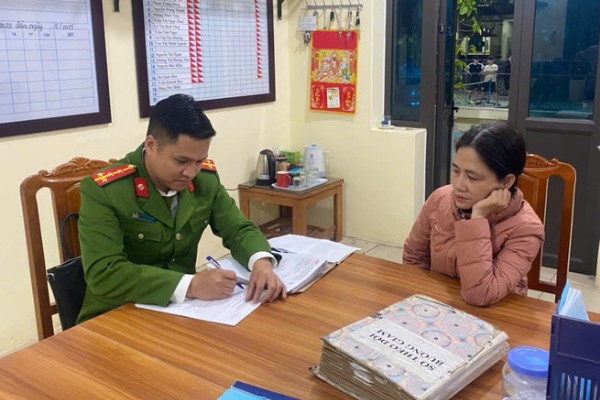 Bat giam doi tuong hua 'chay viec', chiem doat hang tram trieu dong hinh anh