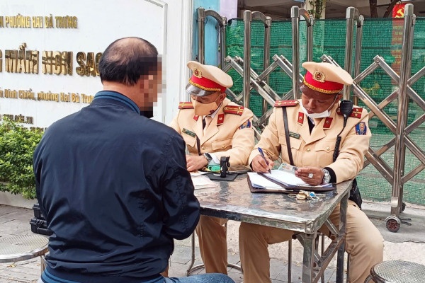 Xu ly hon 3.400 lai xe vi pham nong do con tu dip nghi Tet Duong lich hinh anh