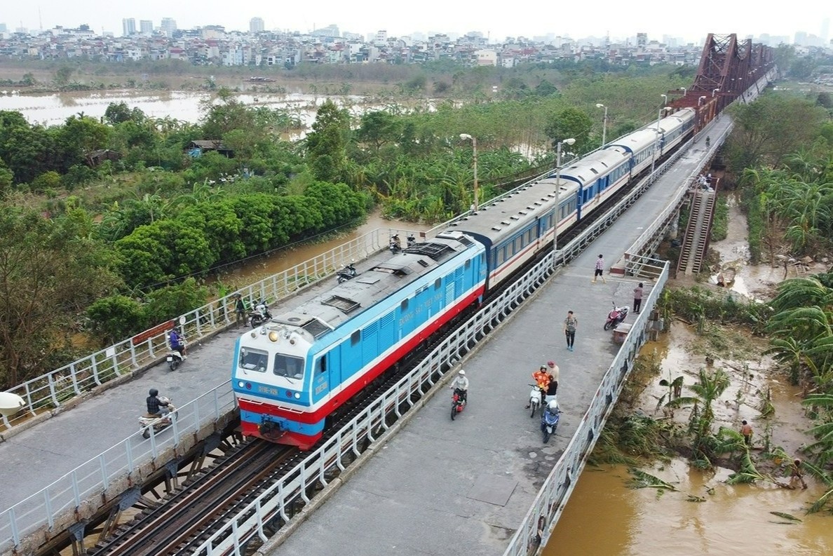 Xe may duoc phep qua lai cau Long Bien sau gan 2 thang sua chua hinh anh